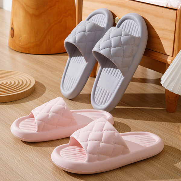 9062ca58-d8a2-4e70-81ee-7d2da32e3328.jpg New Rhombus Home Slippers Summer Non-slip Floor Bathroom Slipper Lightweight Simple House Shoes For Women Men